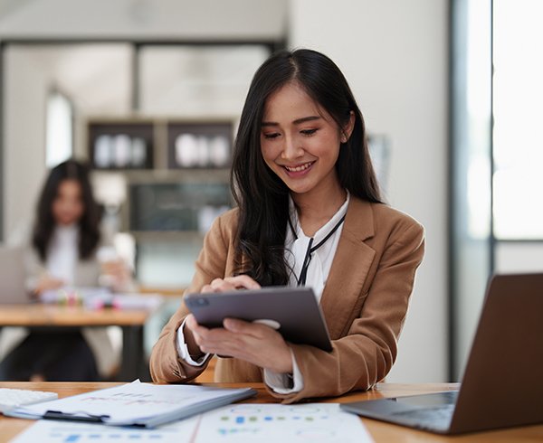 group-of-business-consultant-working-management-bi-R3J779F