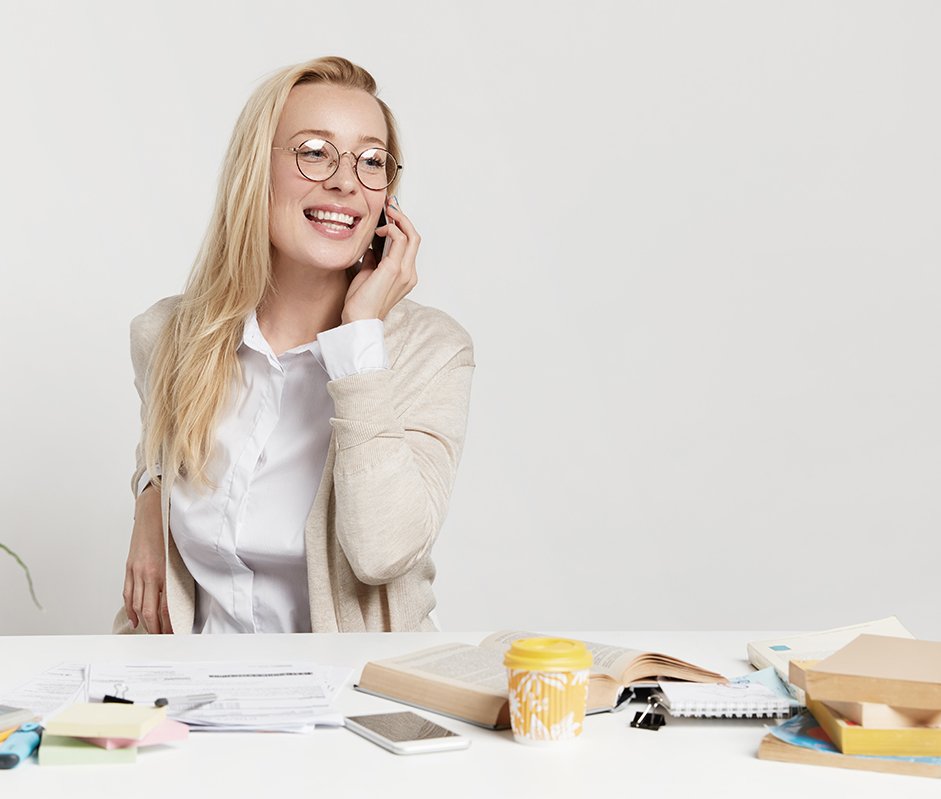portrait-of-female-executive-manager-in-eyewear-sa-MD77CS2