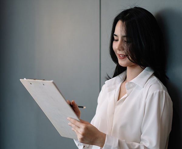 portrait-of-financial-businesswoman-analyze-the-gr-F3APXCP